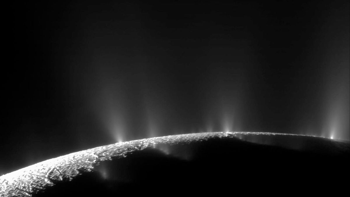 Aktivita měsíce Enceladus dokáže nečekaně zamávat s magnetickým polem planety Saturn